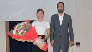 Şahika Ercümen, Yayladağı'nda gençlerle buluştu