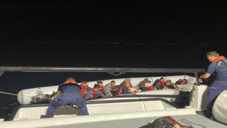 Sahil Güvenlik uçağının tespit ettiği 18 düzensiz göçmen Ayvalık açıklarında yakalandı