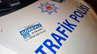 Sahte görevli kartını polis ekipleri ele geçirdi