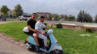 Şakir isimli papağan motosikletle şehir turu atıyor