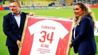 Şampiyon Down Sendromlu Özel Futsal Milli Takımı oyuncuları, Fenerbahçe tribünlerini selamladı