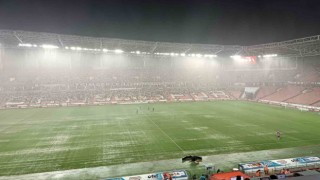 Samsunspor - İstanbulspor maçı yoğun yağıştan dolayı durdu