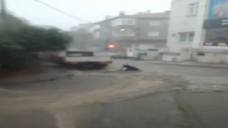 Sancaktepede sel sularına kapılan bir kişi araç altında kaldı