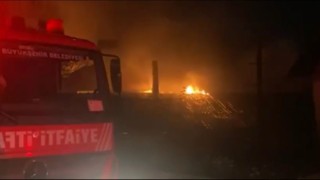 Sarıyerde metruk bina alev alev yandı