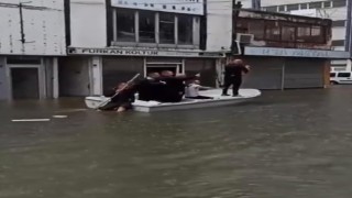 Sel vuran sanayide kayıkla gezenler gündem oldu
