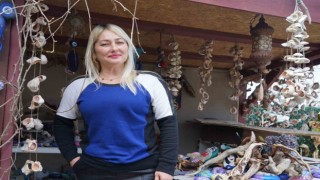 Selin sürüklediği ağaç kökleri ile taşları toplayıp dekoratif süs eşyalarına dönüştürdü