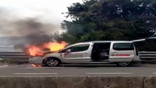 Seyir halindeki hafif ticari araç alev aldı