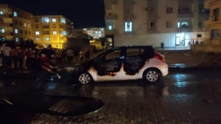 Seyir halindeki otomobil alev aldı