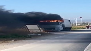 Seyir halindeki tır alevlere teslim oldu
