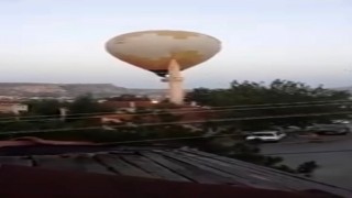Sıcak hava balonu minarenin alemine çarptı, yürekler ağza geldi