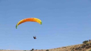 Siirtte Türkiye yamaç paraşütü hedef şampiyonası 2. etap yarışması başladı