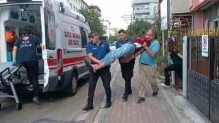 Sinir krizi geçirdi, kelepçelenerek ambulansa taşındı