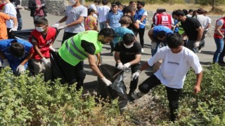 Şırnakta gönüllüler birleşip çevre temizliği yaptı