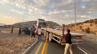 Şırnakta tır otomobille çarpıştı: 2 yaralı