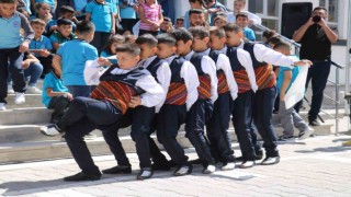 Sivasta öğrenciler davul, zurna ve halayla dersbaşı yaptı