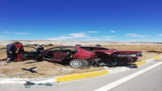 Sivasta otomobiller kavşakta çarpıştı: 4 yaralı