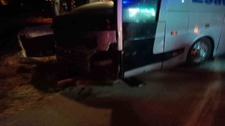 Sivasta yolcu otobüsü ile otomobil çarpıştı: 3 yaralı