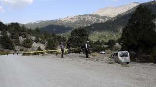 Stablize yolun resmiyet kazanması için tapulu arazisinden geçen karayolunu kazarak trafiğe kapattı