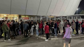 Stadyum turnikesi bozuldu, taraftarlar maçın ilk yarısını kaçırdı