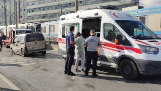 Sultangazide kontrolden çıkan araç tramvay hattının demir korkuluklarını yıktı