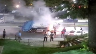 Sultangazide seyir halindeki çöp kamyonu alev alev yandı