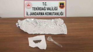 Şüpheli araçtan tabanca ve uyuşturucu çıktı