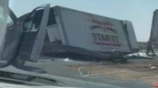 Sürücüsünün kontrolünden çıkan tır bariyerlere çarptı: 1 yaralı