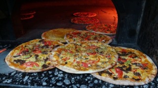 Süryani köyü açılan pizza dükkanı ile lezzet durağı haline geldi