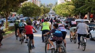 Süslü bisikletlerle karbon salınımına dikkat çektiler