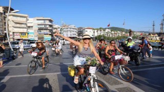 Süslü kadınlar Marmariste pedal çevirdi