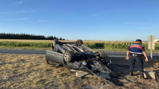 Takla atan otomobilden emniyet kemeri sayesinde yara almadan çıktı