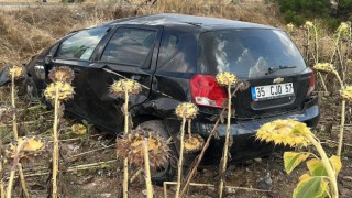 Takla atıp ayçiçek tarlasına giren otomobilde 2 kişi yaralandı