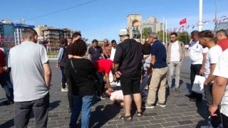 Taksimde bayılan turistin yardımına çevredekiler yetişti