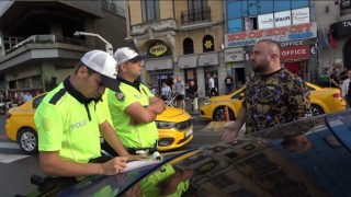 Taksimde denetime takılan adam polis ekiplerine hakaret etti: Senin maaşını kim veriyor