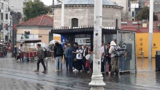 Taksimde yağmur etkili oldu: Beyoğlunun ara sokaklarında ortaya şelaleyi andıran görüntüler çıktı