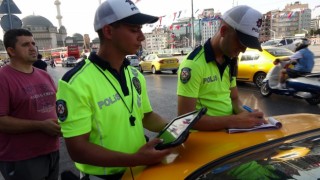 Taksimetreyi açmayan taksici turistten 3 bin 500 lira para istedi