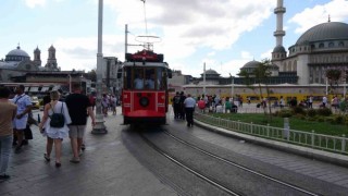 Taksimin simgesi nostaljik tramvaylarda şarkılarla zaman yolculuğu