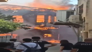 Tarihi Kaleiçinde alev topuna dönen ev diğer binalara sıçradı mahalle sakinlerinin yüreği ağzına geldi