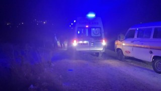 Tarlasından geçen asfaltı söktü: Yoldan geçen otomobilin kaza yapmasına sebep oldu