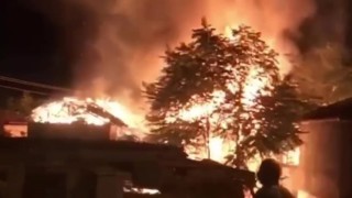 Taşovada ev alev alev yandı