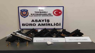Tavşanlıda durdurulan araçta silah ve uyuşturucu ele geçirildi