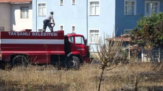 Tavşanlıda ot yangını evlere ulaşmadan söndürüldü