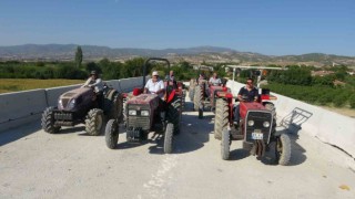 Tehlikeli geçidi kullanmak istemeyen üreticiler, yolu kapatarak tepki gösterdi