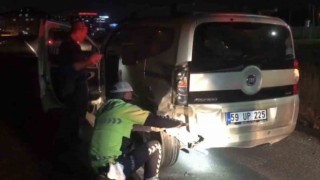Tekirdağda iki otomobil çarpıştı: Tekeri sıkışan sürücüye polis yardım etti