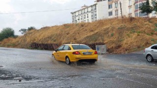 Tekirdağda şiddetli yağış 10 dakikada sokakları dereye dönüştürdü