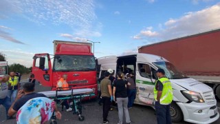 Tekirdağda yolcu minibüsü ile kamyon çarpıştı: 6 yaralı