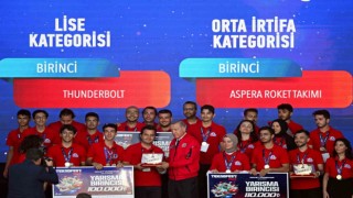 Teknofest birincisi olan GAÜN takımı ödülünü Erdoğandan aldı