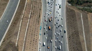 TEM Otoyolunda kaza yapan kamyondan düşen cam damacanalar trafiği kilitledi