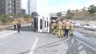 TEM Otoyolunda sapağı kaçıran hafriyat kamyonu devrildi: 1 yaralı