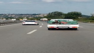 TEMde kamyonet kasasında tehlikeli yolculuk